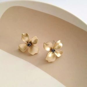 “Riya” Minimalist Gold Flower/Daisy Stud Earrings
